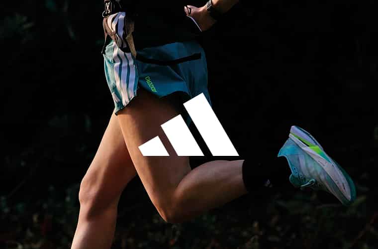 Laufende Person mit adidas Kleidung und Laufschuhen
