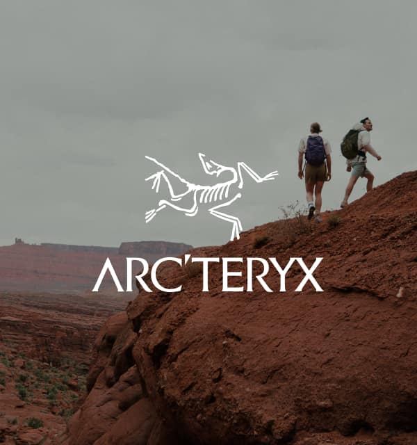 Arcteryx Logo auf Bild von zwei Wanderern