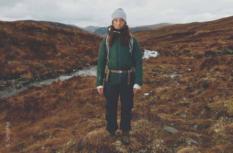 Frau mit Wanderbekleidung in herbstlicher Landschaft
