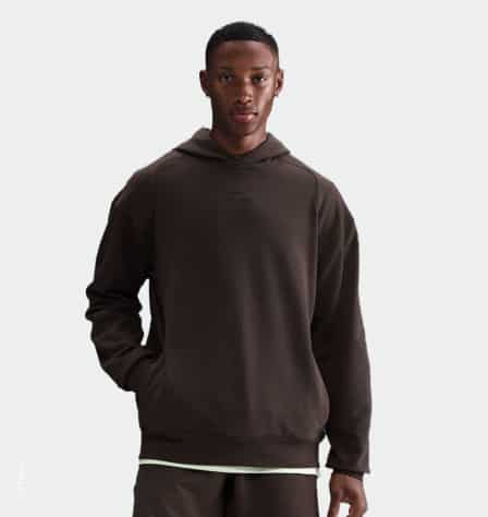 Mann in braunem Hoodie