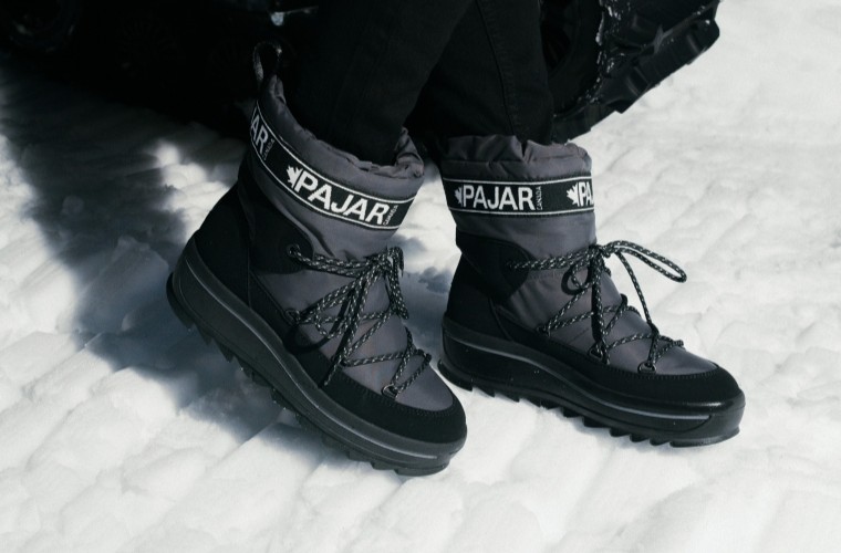 Schwarze Winterstiefel im Schnee