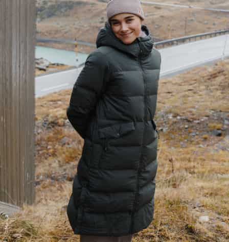 Frau in grünem Parka