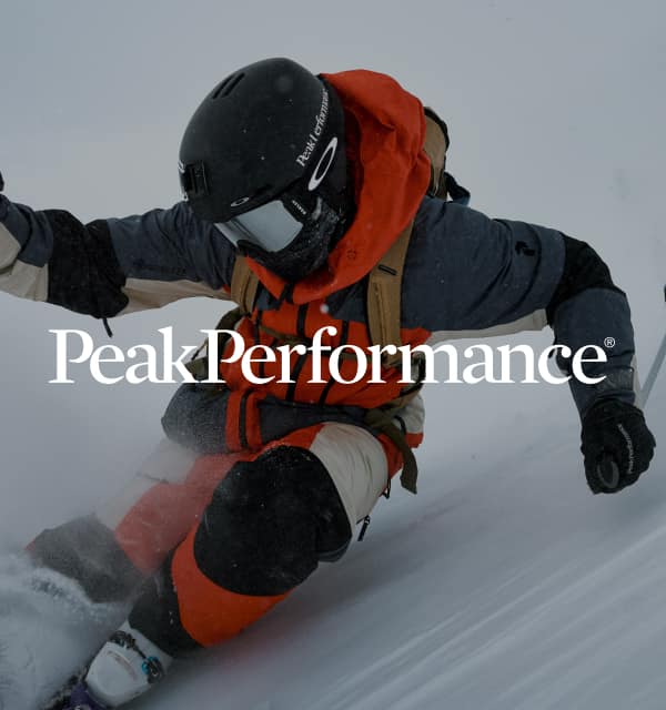 Skifahrer mit Peak Performance Logo