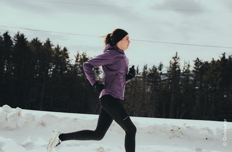 Läuferin im Schnee