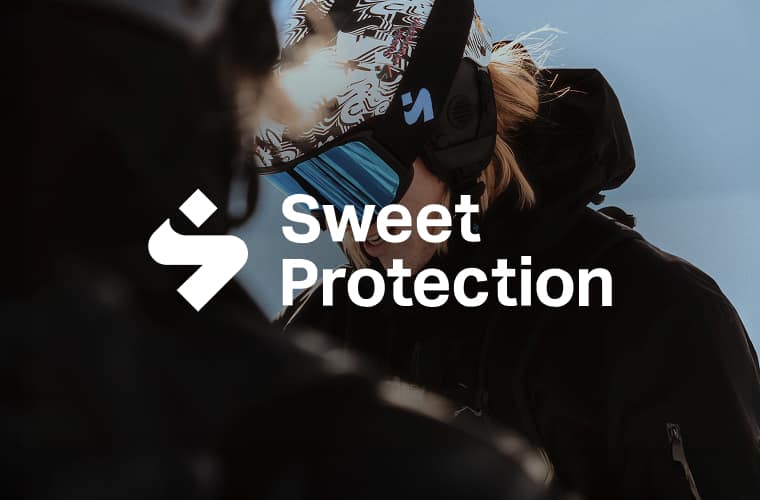 Frau mit Skihelm und Skibrille