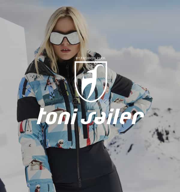 Frau in Skibekleidung und Toni Sailer Logo
