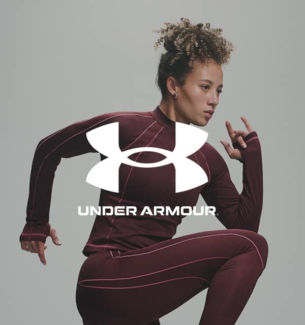 Frau in Trainingskleidung und Under Armour Logo